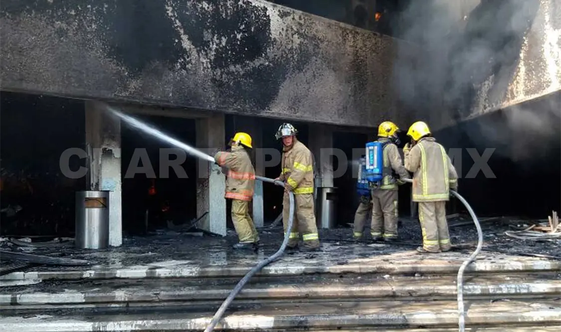 Bomberos sofocando un incendio en Tuxtla Gutiérrez. Adolfo Abosaid /CP