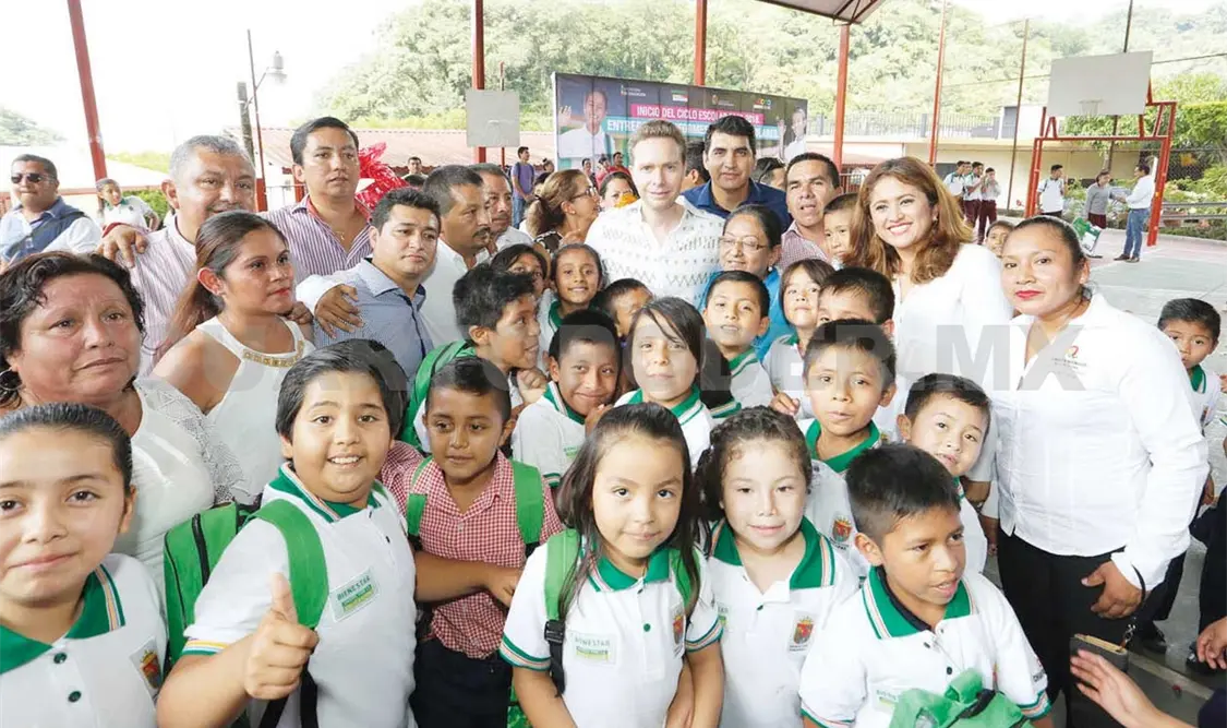 Estudiantes reciben uniformes, mochilas y útiles escolares. CP