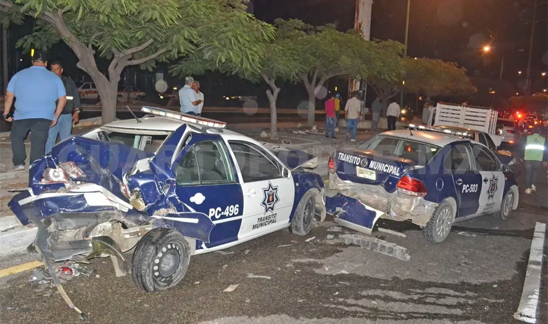 Ebrio conductor destrozó dos patrullas y un taxi