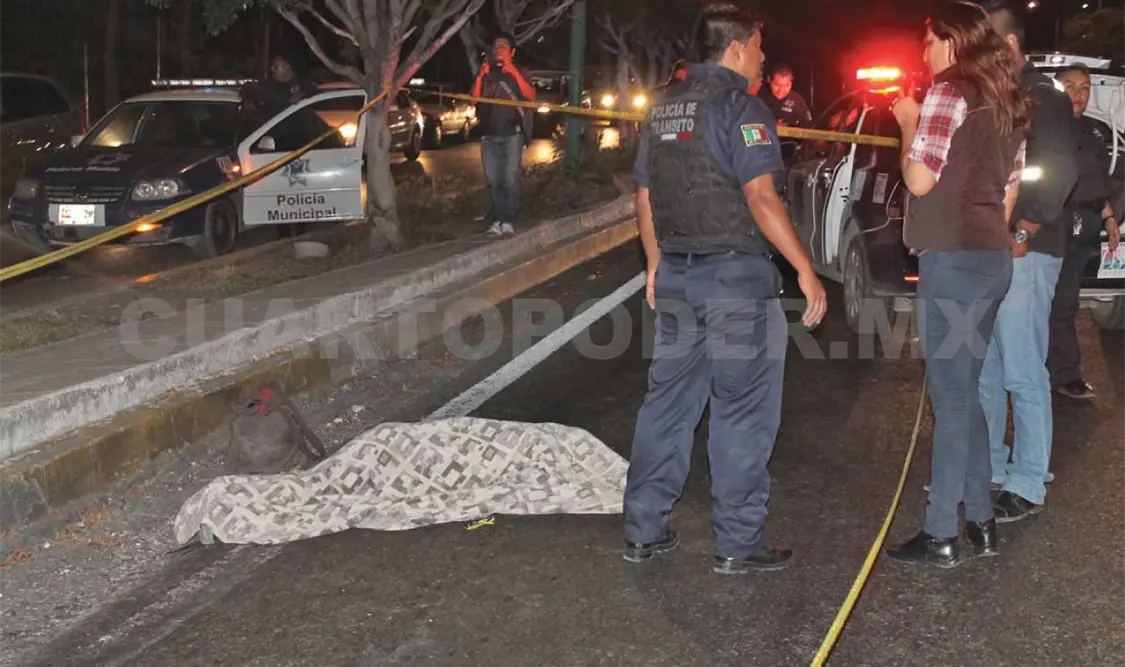 Agentes de Tránsito y Vialidad Municipal lograron encontrar abandonada la unidad responsable a 200 metros del accidente. Edberg Mayorga / CP.