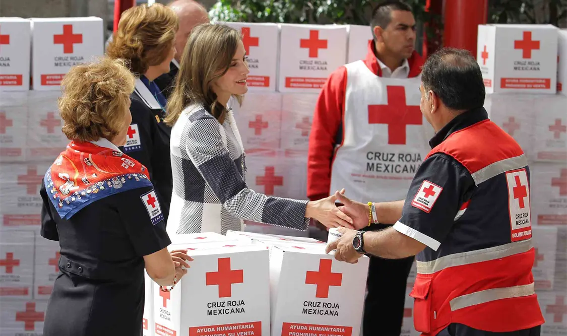 Reina de España visita instalaciones de la Cruz Roja Mexicana