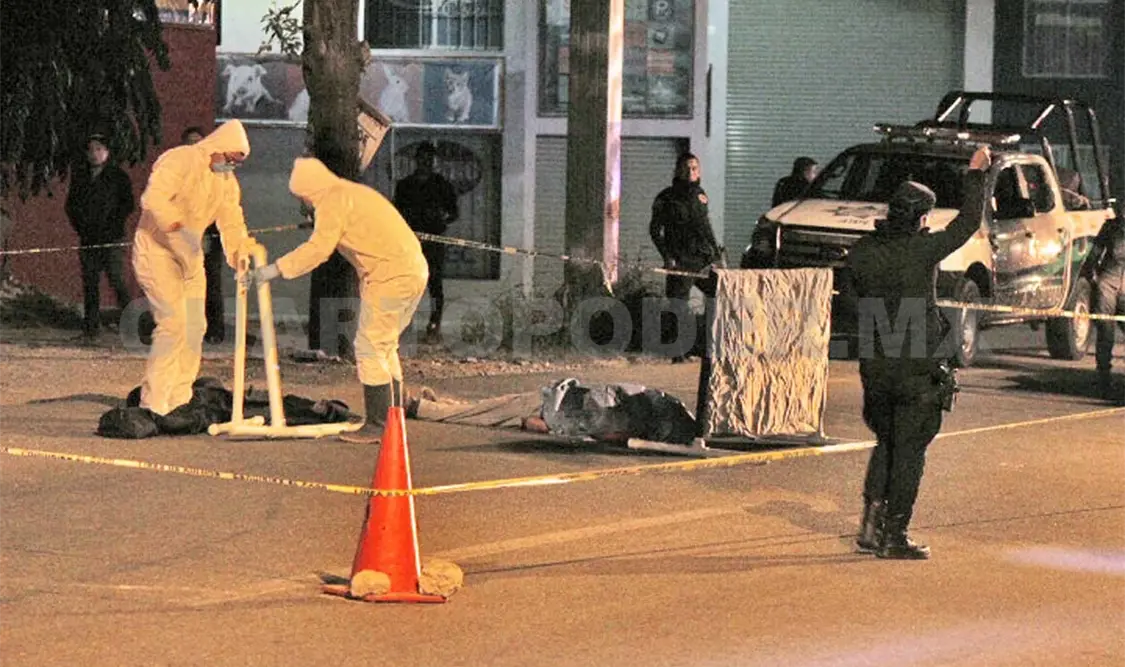 Encuentran a hombre sin vida sobre carretera
