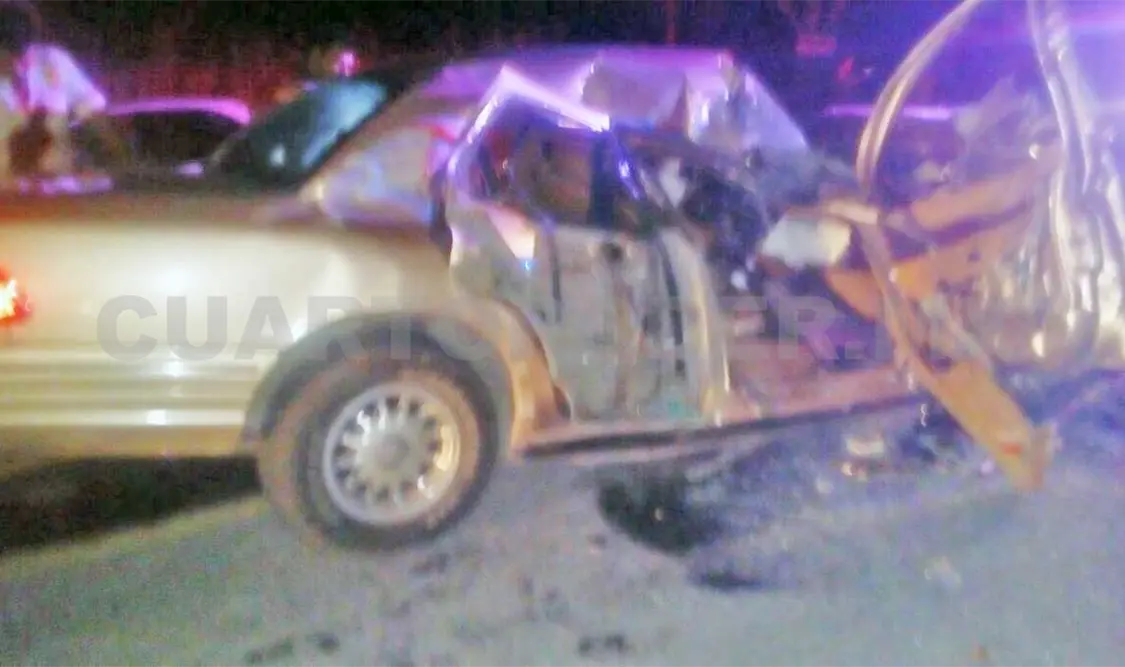 Choca vehículo contra un tráiler