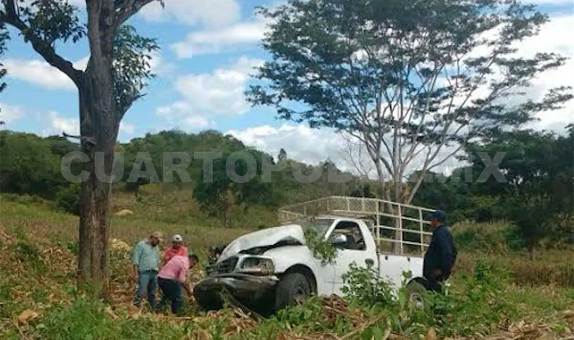 Tras salir del camino chofer resulta lesionado