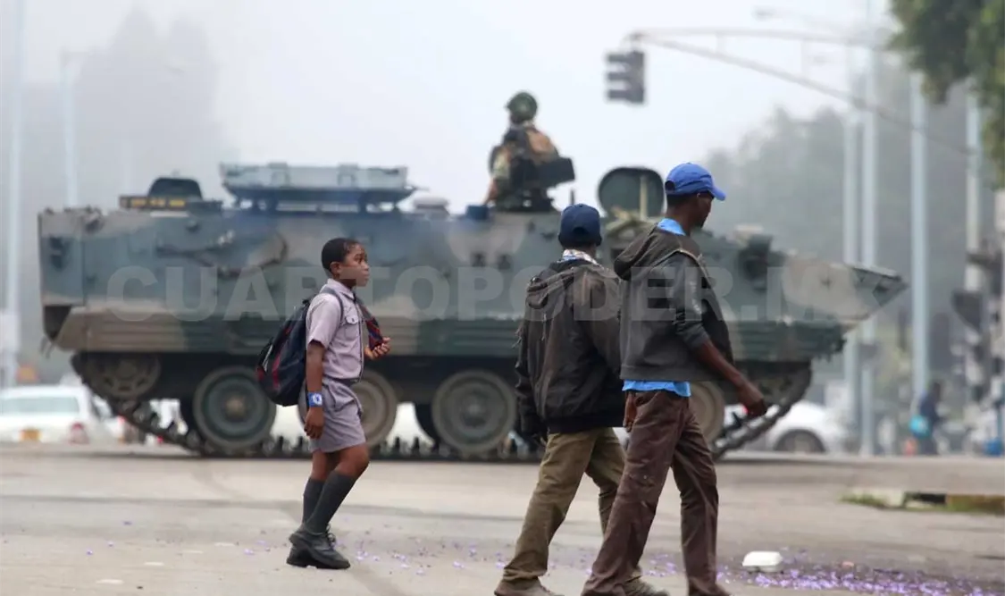Ejército toma control de Zimbabwe y arresta al presidente
