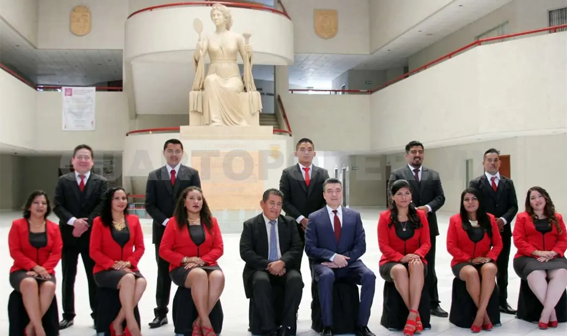 Apadrina Escandón a licenciados en Derecho