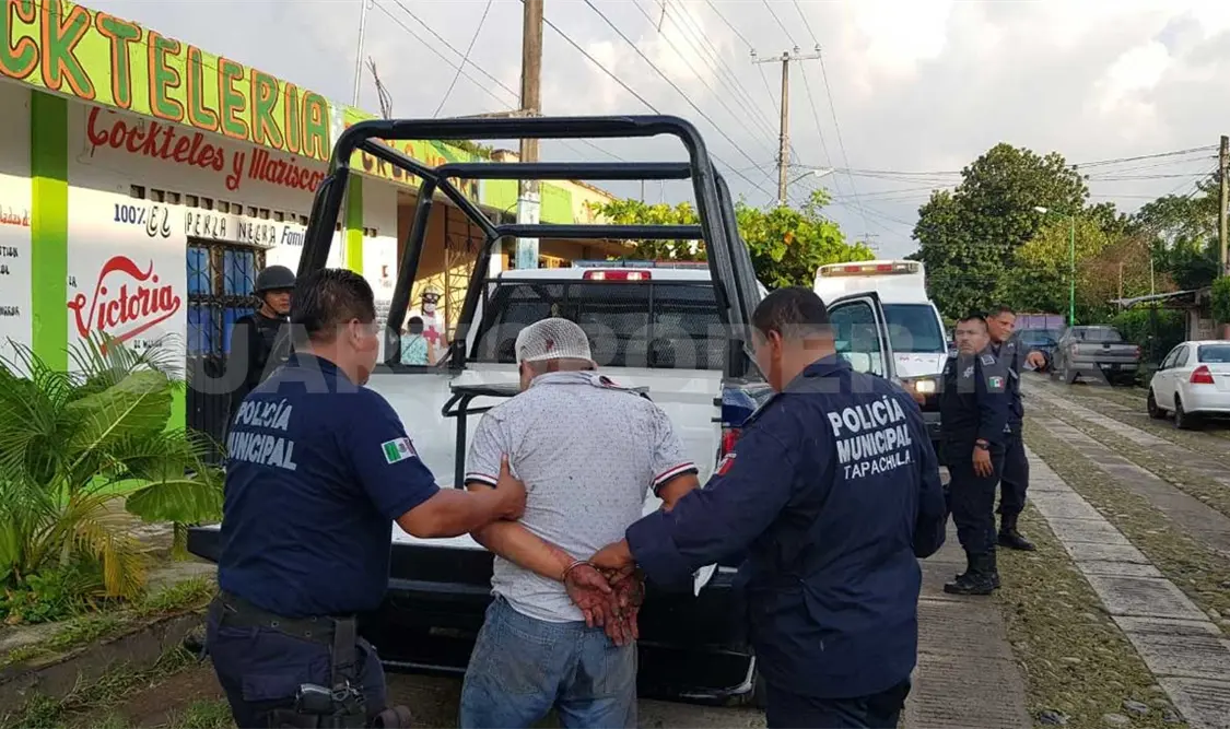 Comensales retienen y golpean a un asaltante