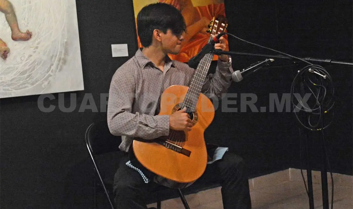 René del Carpio, estudiante del quinto semestre de la Licenciatura en Música. Darwin Mendoza