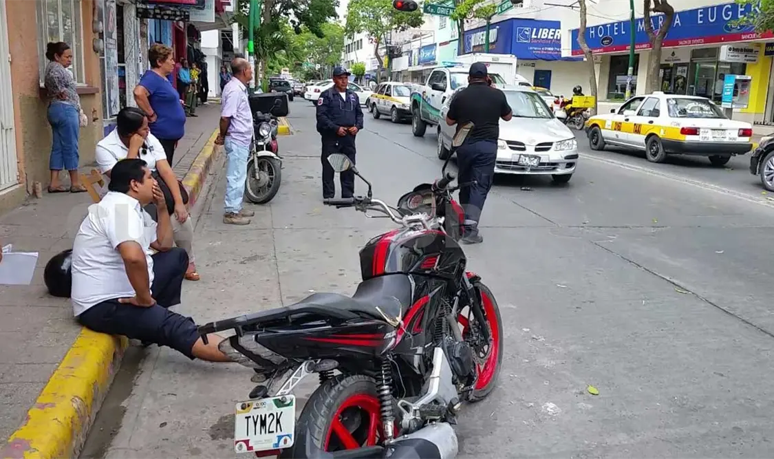Embarazada “vuela” de moto y se estrella en parabrisas