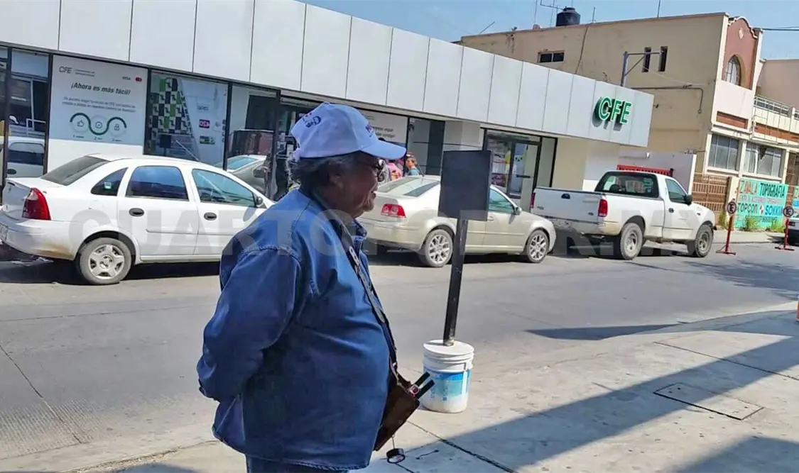 Renunció a la CFE y se fue a trabajar a la calle