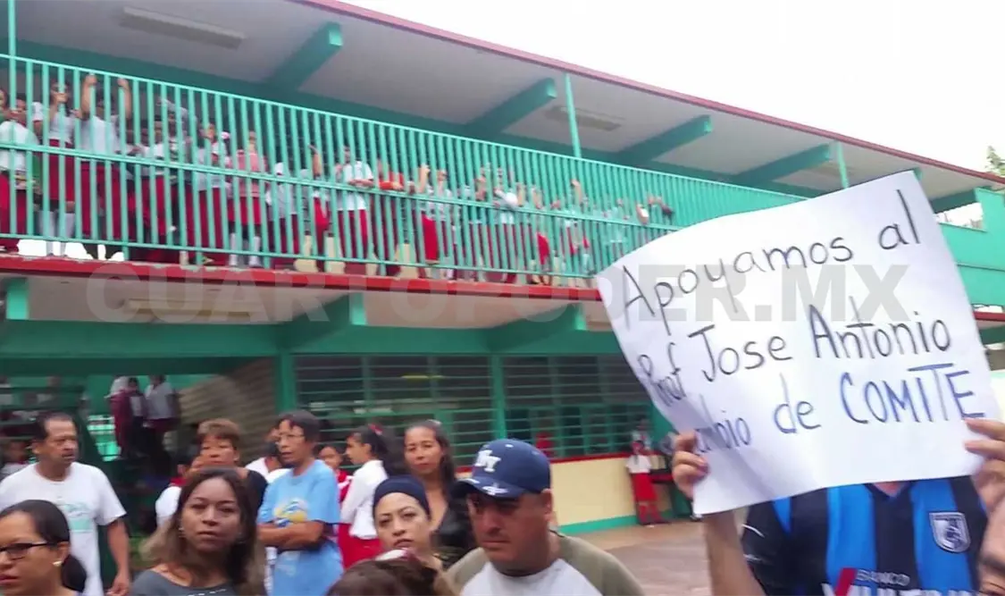 Padres y alumnos respaldan a profesor