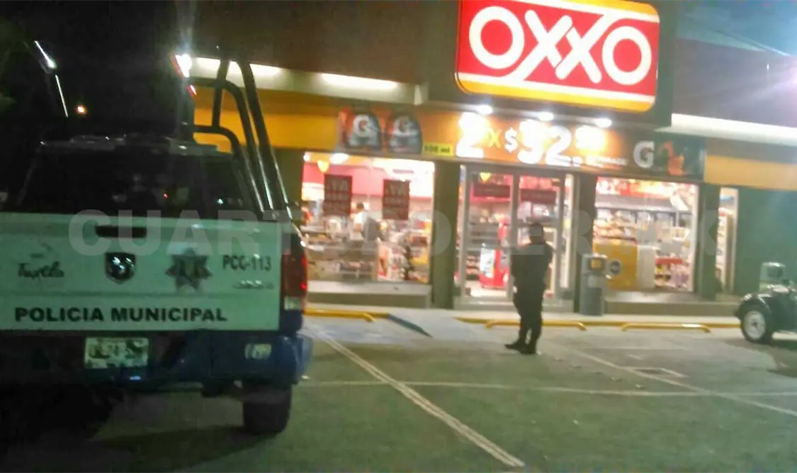 Encapuchados asaltan tienda de conveniencia