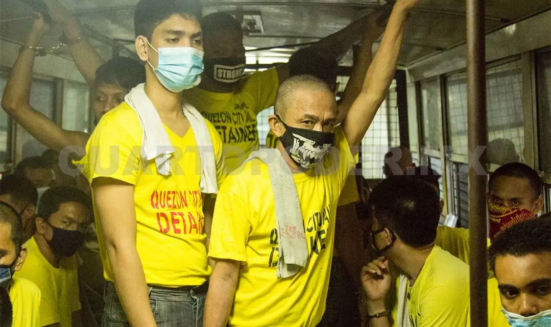 A bordo del autobús, los delincuentes van directo a un tribunal para que les dicten sentencia. Notimex