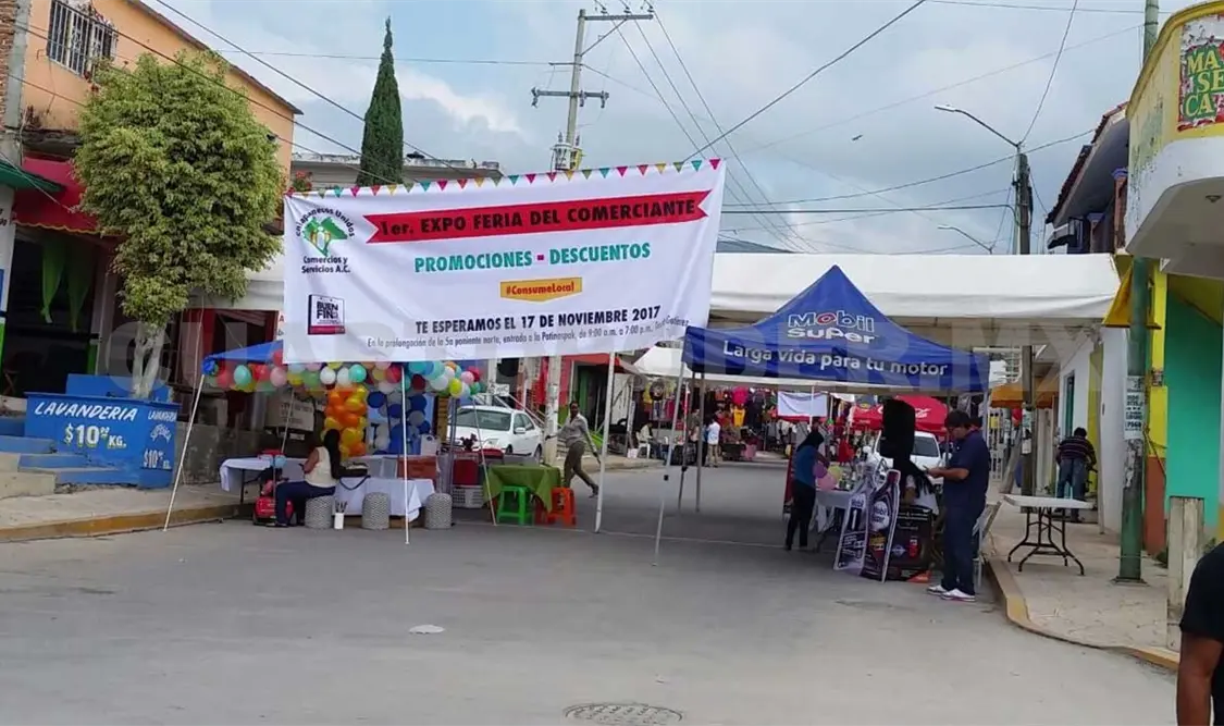 Comerciantes tapan vía con pretexto del Buen Fin