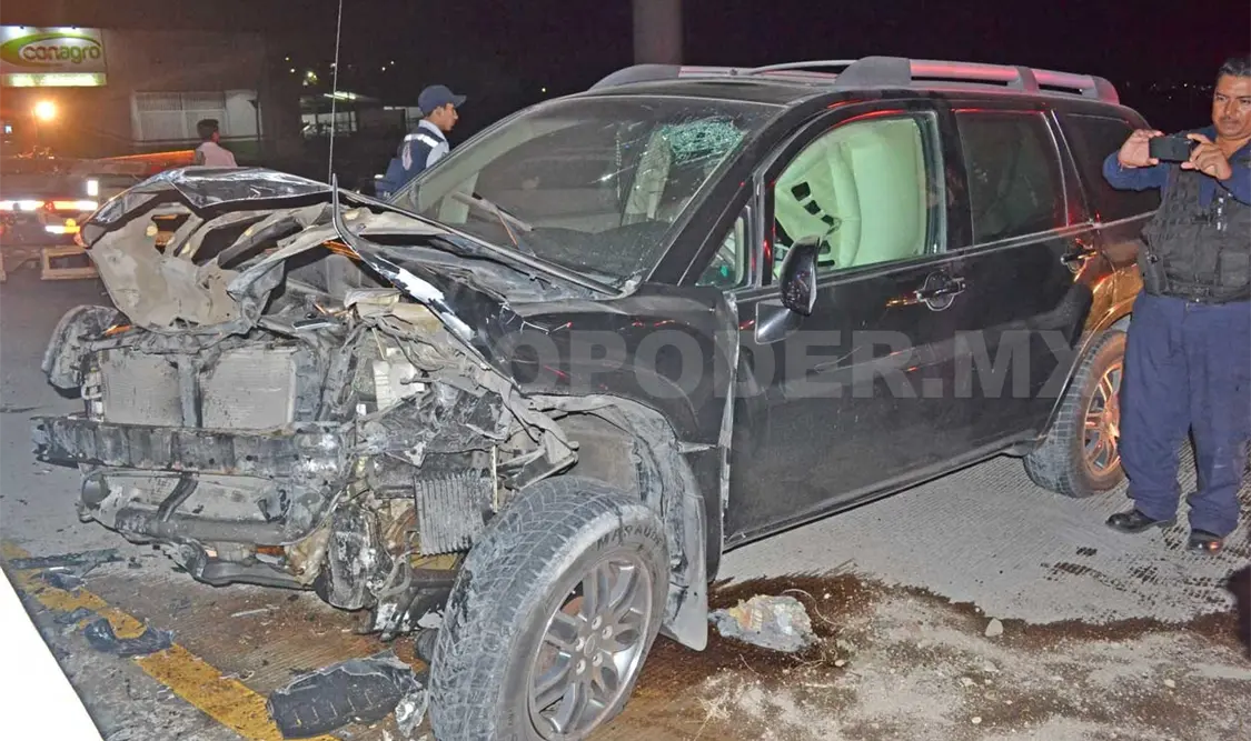 Se destroza camioneta en muro; chofer al hospital
