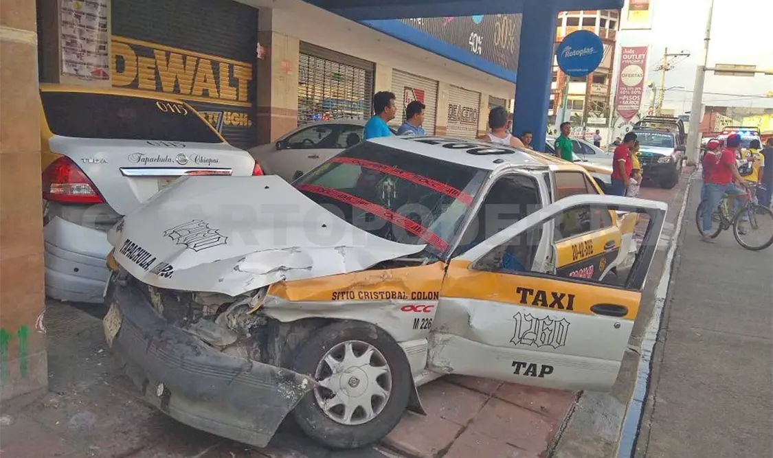 Encontronazo entre colectivo y taxi deja 17 lesionados