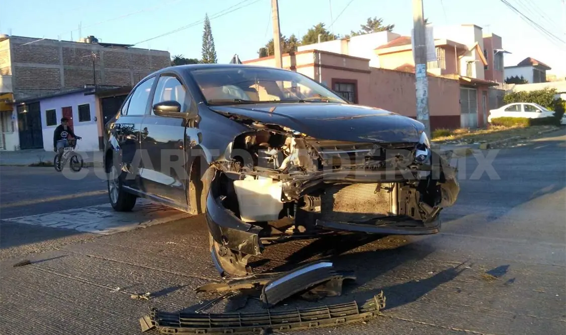 Fuerte accidente en cruce de calles; huye el responsable