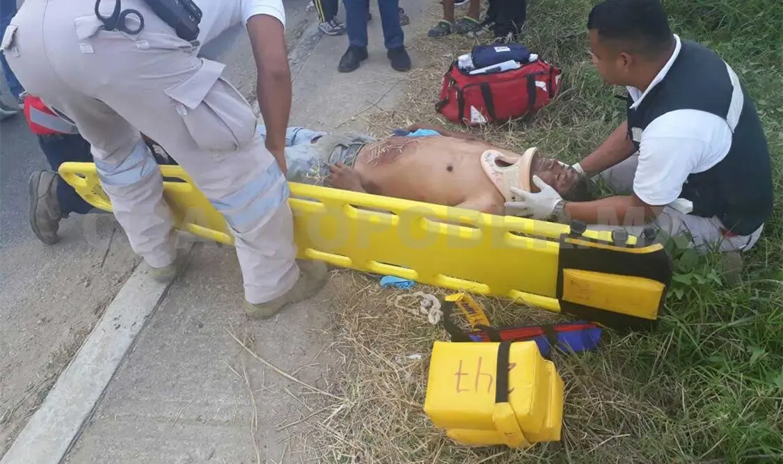Caminaba en la banqueta y fue atropellado