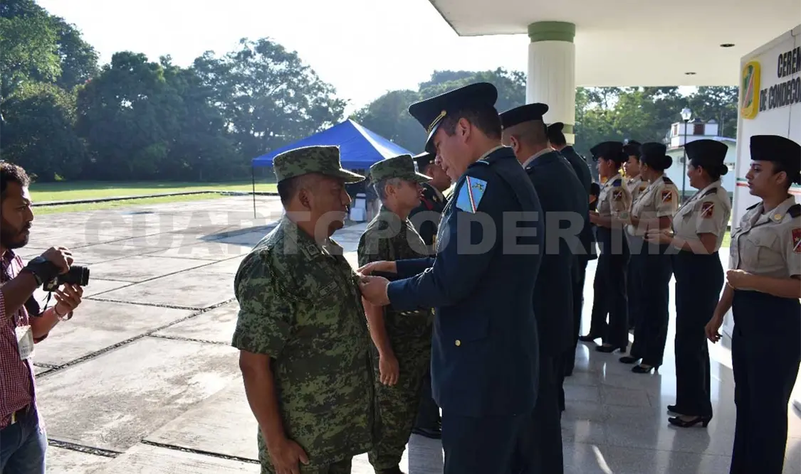 Entrega Sedena condecoraciones a personal militar