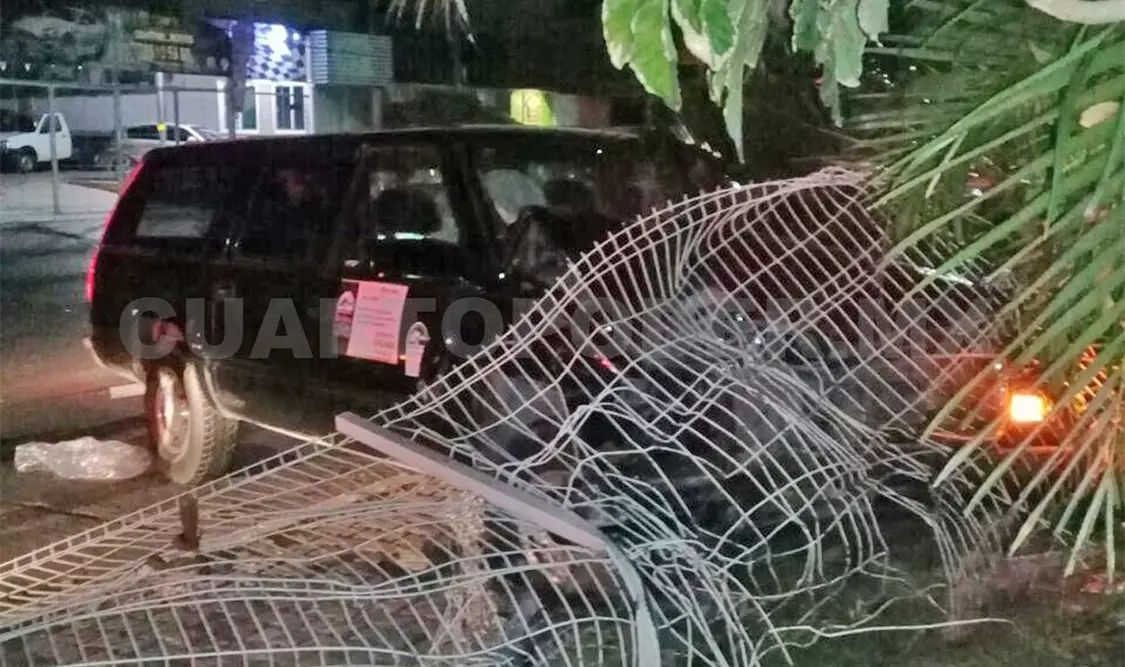 Ebrio conductor se estrella en portón