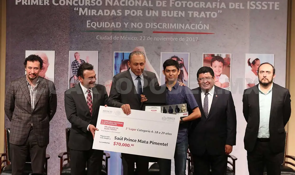 Entrega Reyes Baeza premio de fotografía