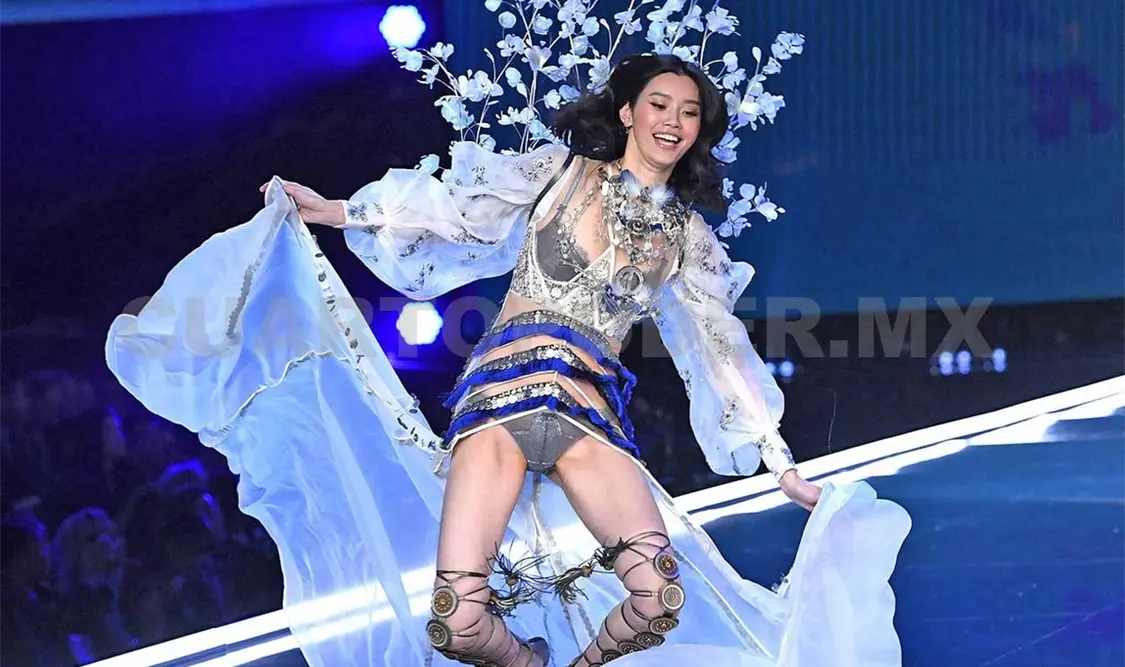 Modelo Ming Xi cae en plena pasarela