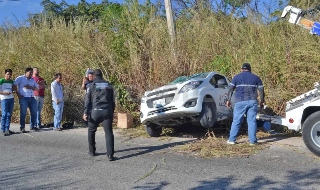 Sobreviven tripulantes de un Spark a una volcadura