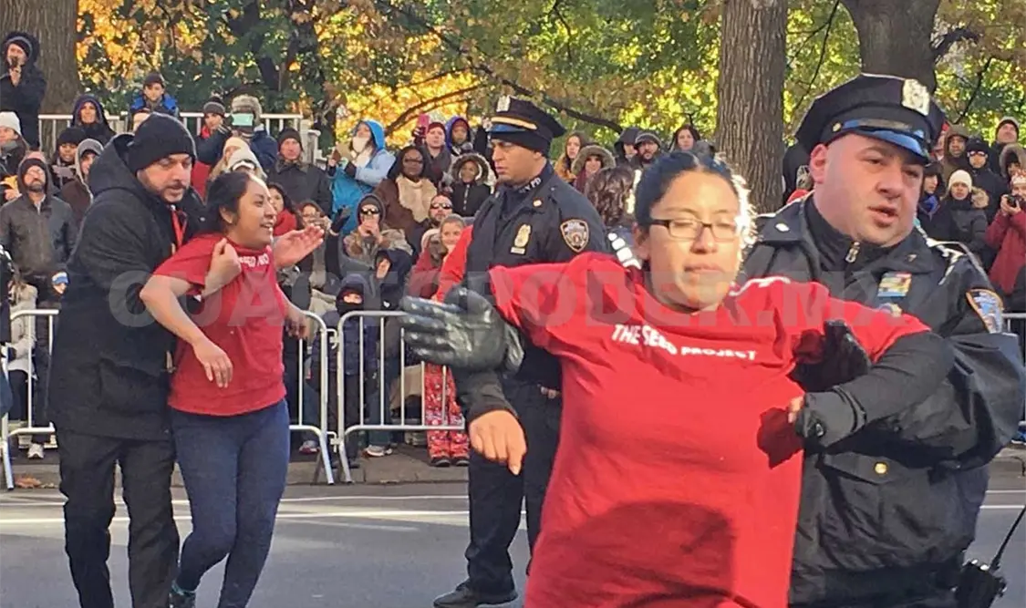 Migrantes mexicanos interrumpen desfile