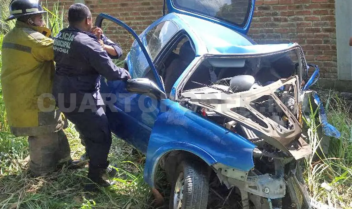 Corporaciones policiacas y equipos de rescate se presentaron para brindar el auxilio; un tripulante sobrevivió al percance. Rafael Victorio / CP