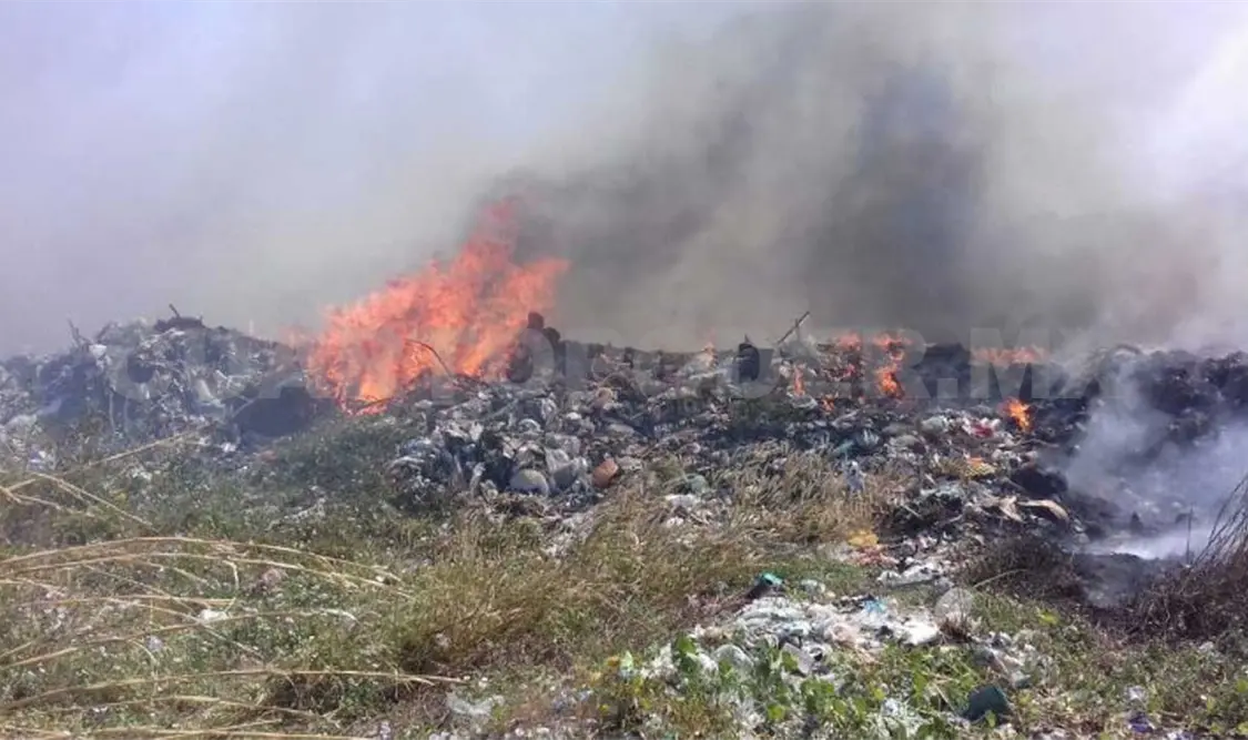 Se tiene un 100% de control en el incendio, pero aún hay cúmulos de basura ardiendo al centro. Noel Vazquez / CP