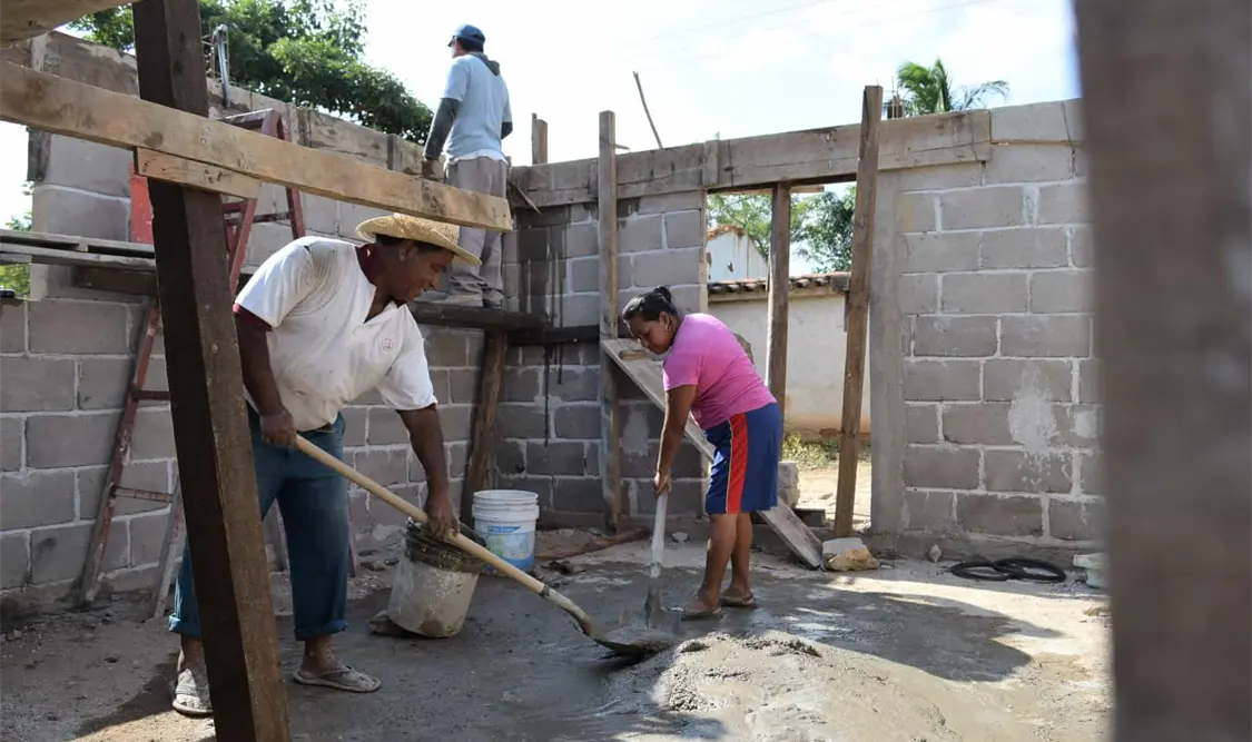Gloria Edith, una señora que se ha visto en la necesidad de aprender a mezclar el cemento y ayudar en la reconstrucción de su casa. Foto: Óscar León/Cp