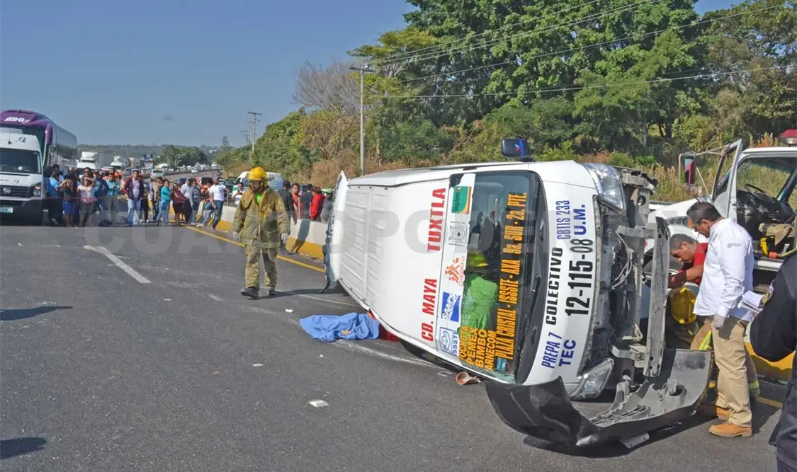 El exceso de velocidad y una presunta avería en uno de los neumáticos generó el accidente carretero ayer por la mañana. Rafael Cabrera / CP