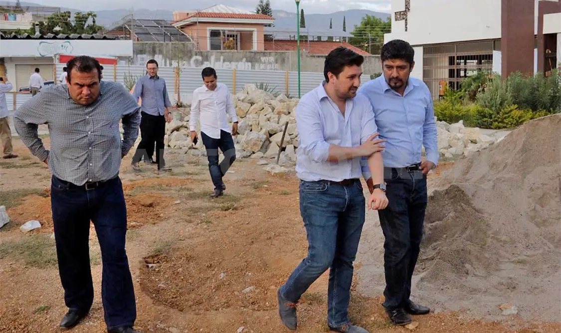 Fernando Castellanos Cal y Mayor realizó un recorrido de supervisión de la obra de rehabilitación del parque de la colonia Vista Hermosa. CP