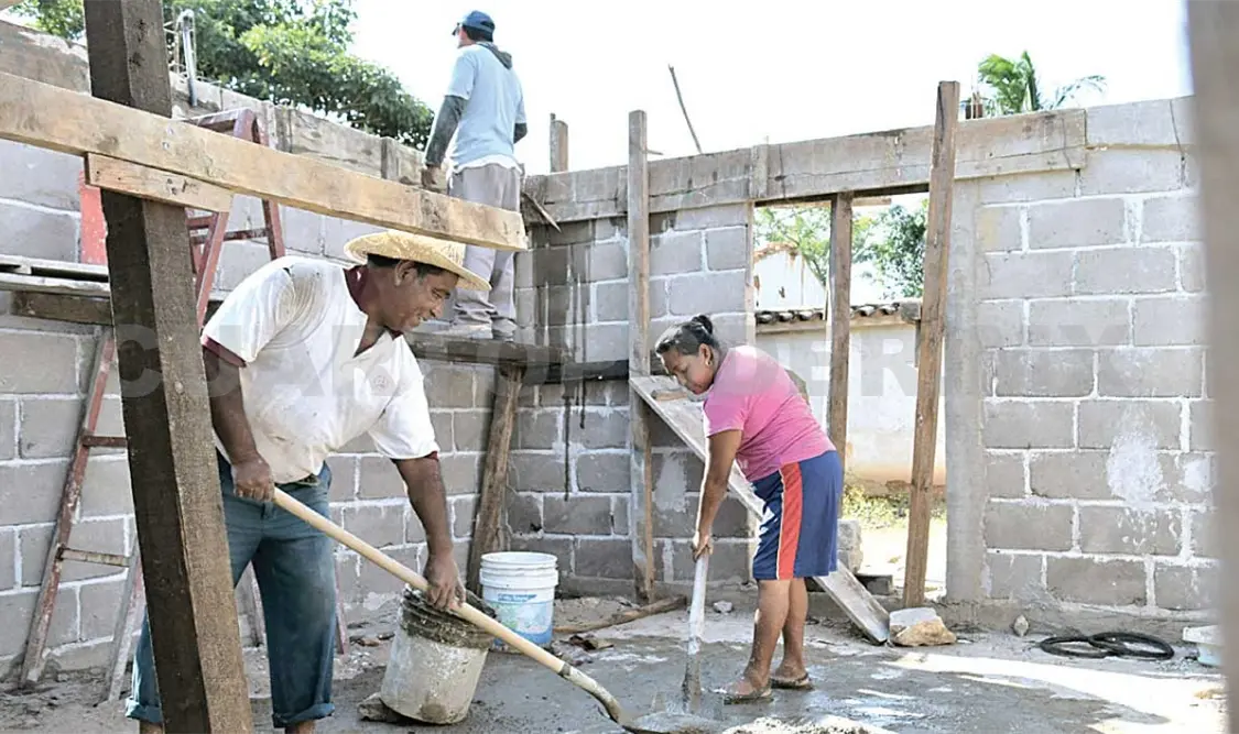 Gloria Edith se ha visto en la necesidad de aprender a mezclar el cemento. Se ahorró lo del albañil y ella reconstruye su casa.