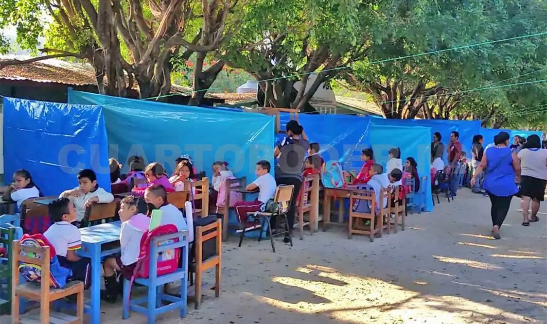 Regreso a clases en la calle, en la escuela primaria Salvador Urbina. Avisaín Alegría / CP