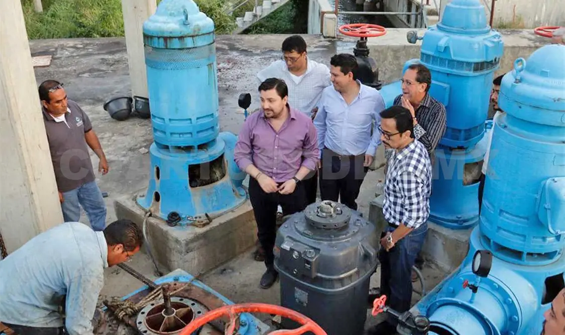 El edil Fernando Castellanos supervisó los trabajos de las plantas potabilizadoras. CP