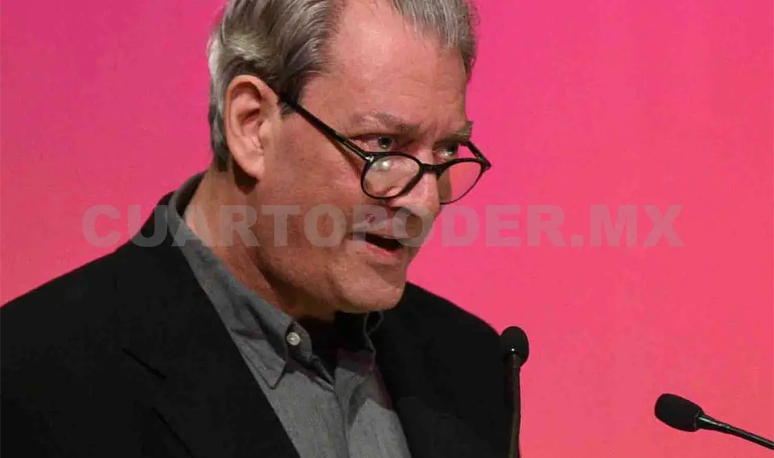 El autor recibiendo la presea Carlos Fuentes. Cortesía