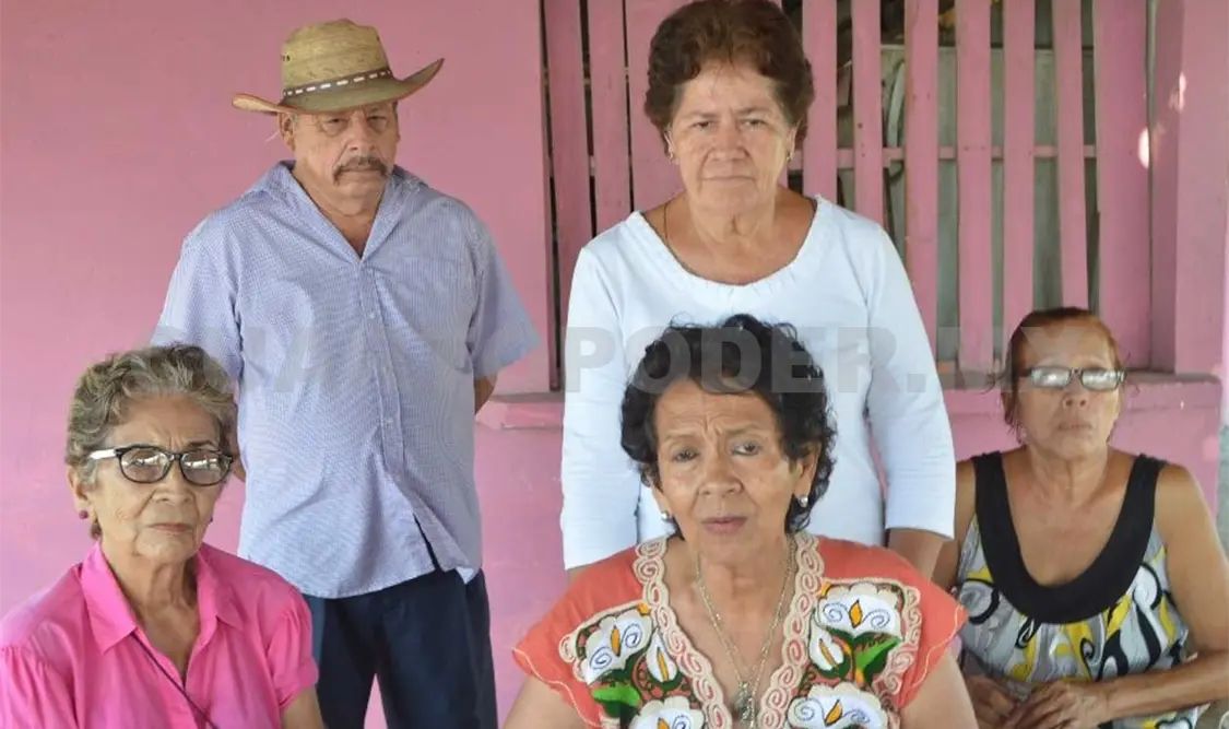 Un grupo de propietarios de restaurantes de playa San Benito continúa en espera de la rehabilitación de sus palapas. Ramón García / CP