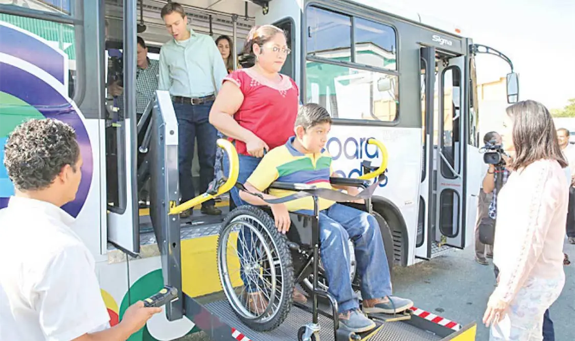 Entrega MVC autobuses adaptados para personas con discapacidad