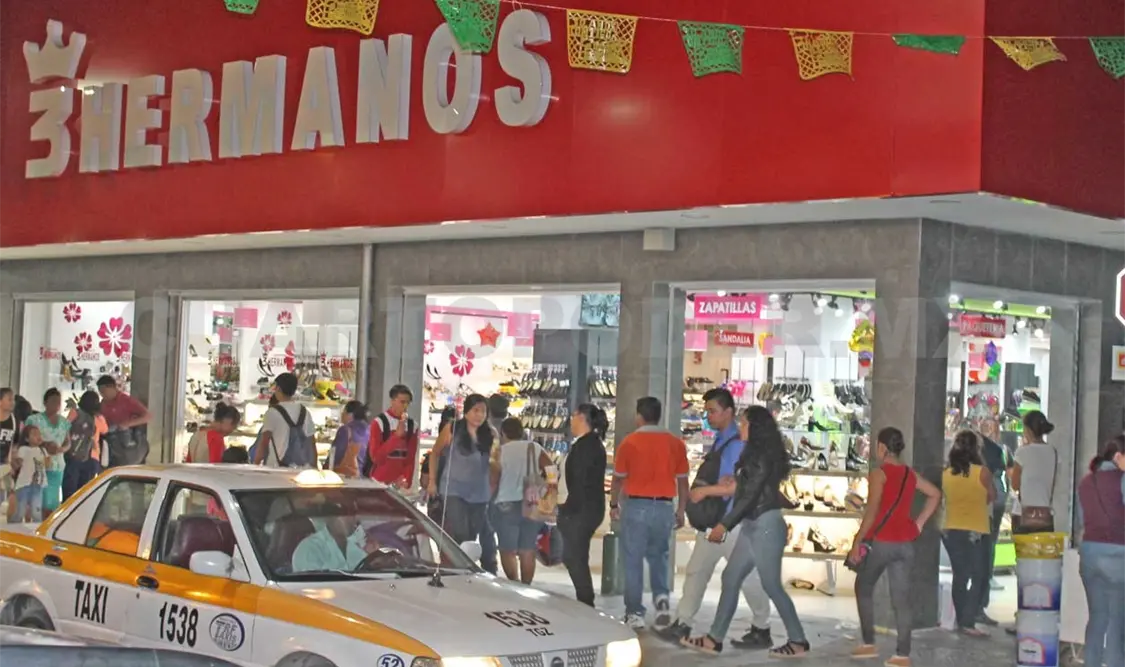 El presunto asaltante ingresó al establecimiento dirigiéndose al área de paquetería, donde sustrajo el bolso de la víctima. Edberg Mayorga / CP