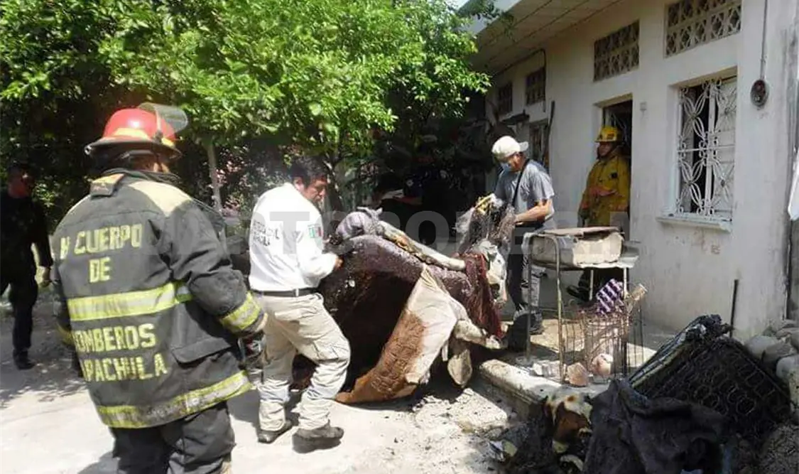 Personal del Cuerpo de Bomberos y colonos se sumaron a las labores para controlar el incendio. Rafael Victorio / CP