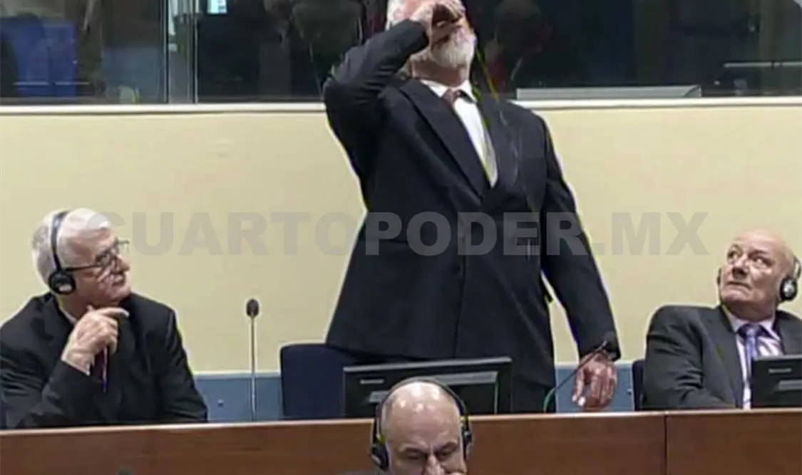 Slobodan Praljak bebió veneno durante una audiencia de apelación en la Corte internacional de La Haya. AP