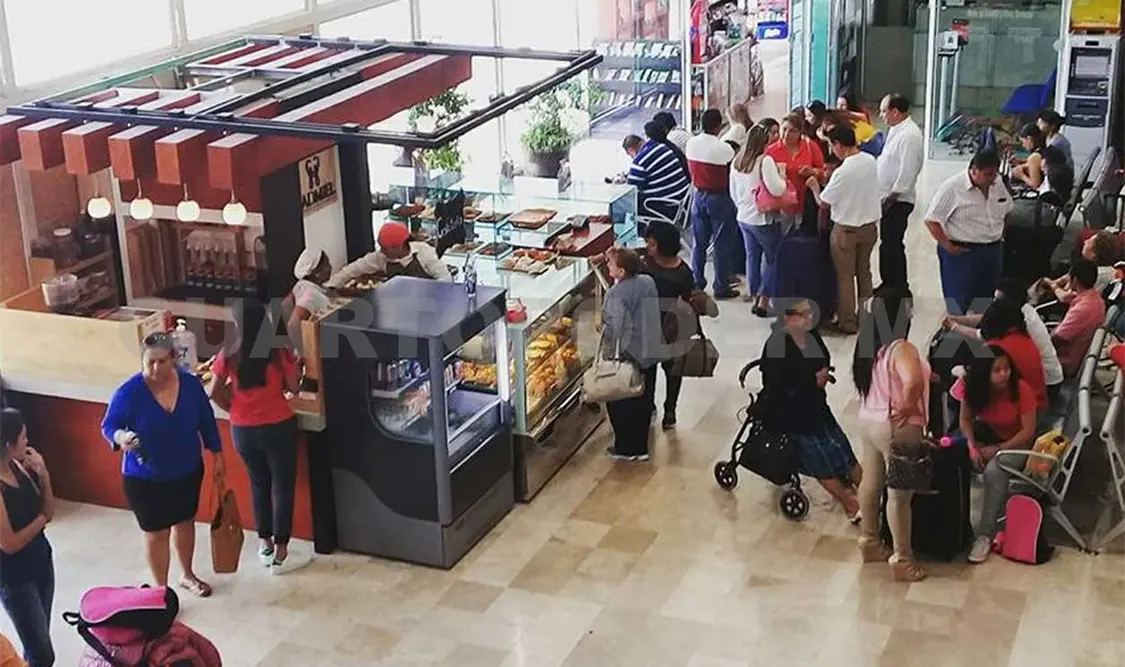 Alrededor de 160 pasajeros de Aeroméxico quedaron varados en la terminal del Aeropuerto Internacional Ángel Albino Corzo. CP