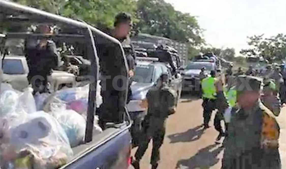 Los soldados entregaron ayuda humanitaria a los más de cinco mil desplazados. Manuel Martínez / CP