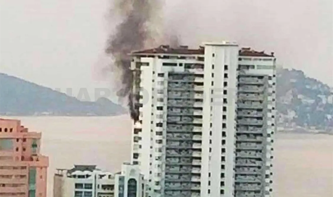 Bomberos sofocaron el incendio que se registró en el departamento ubicado en el piso número 21 del condominio Torre Coral. Agencias