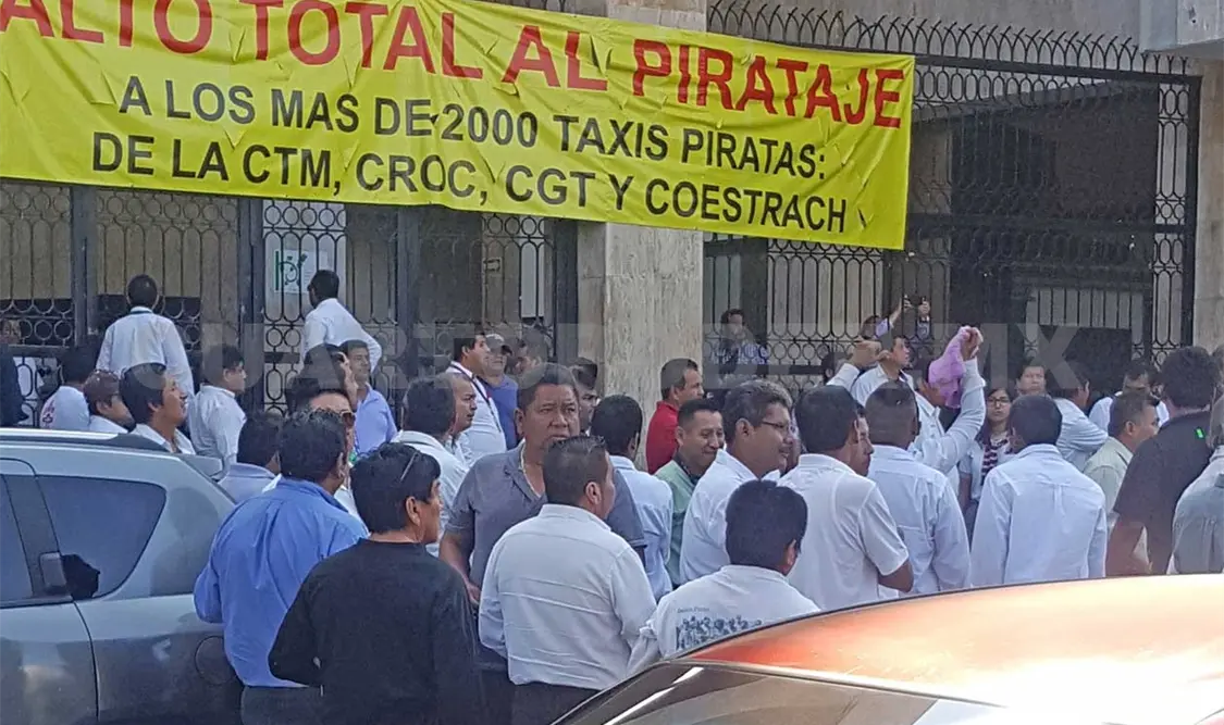 Transportistas se reúnen en el Congreso local. A. L. M. CP