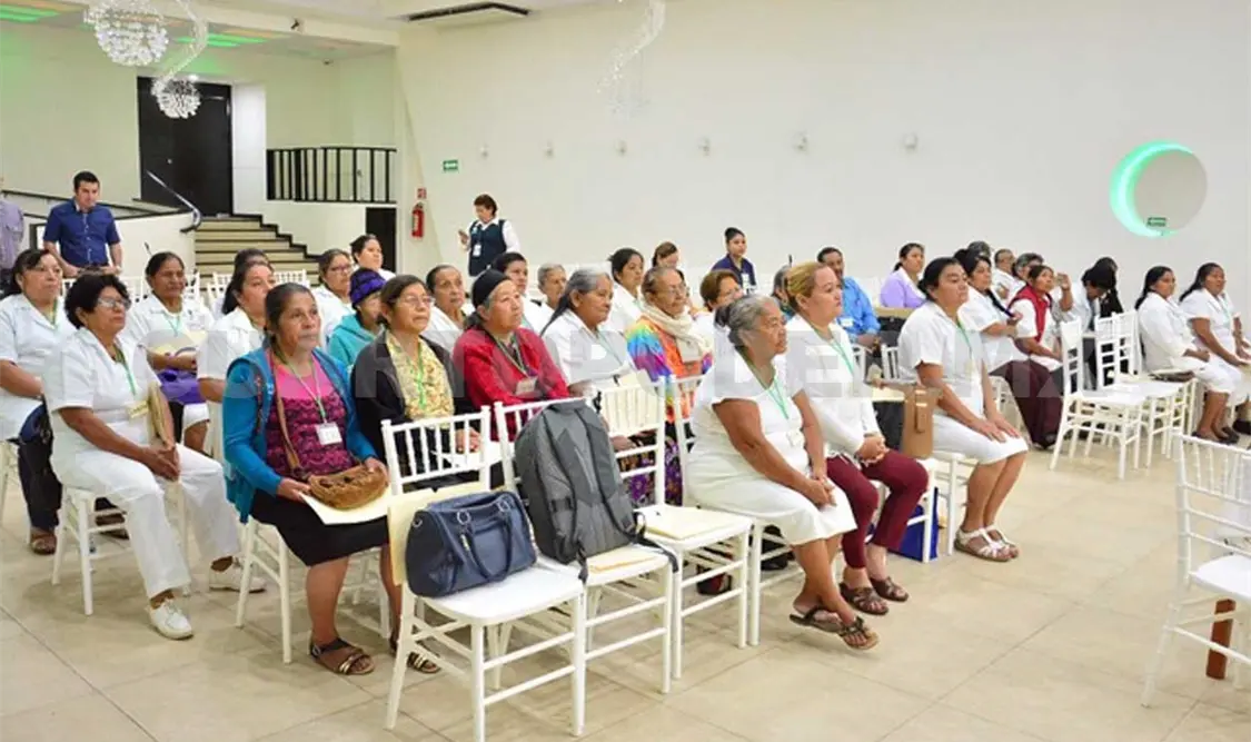 Se capacitó durante dos días a 54 parteras sobre temas de salud reproductiva y cuidados de binomio madre-hijo. CP