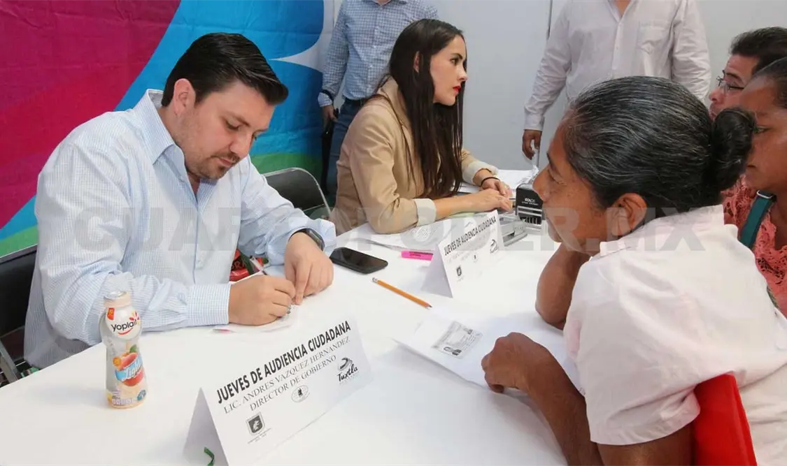 El alcalde Fernando Castellanos escuchó y atendió demandas de la población. CP