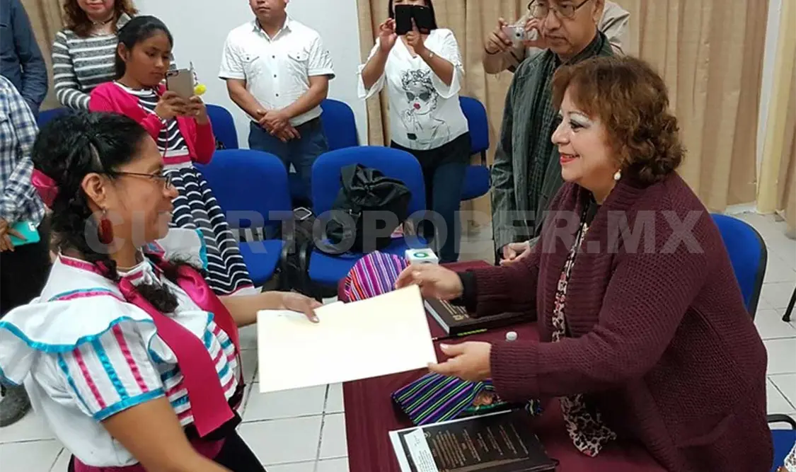 La distinción le fue otorgada por los sinodales de su examen, ante quienes defendió su tesis. CP