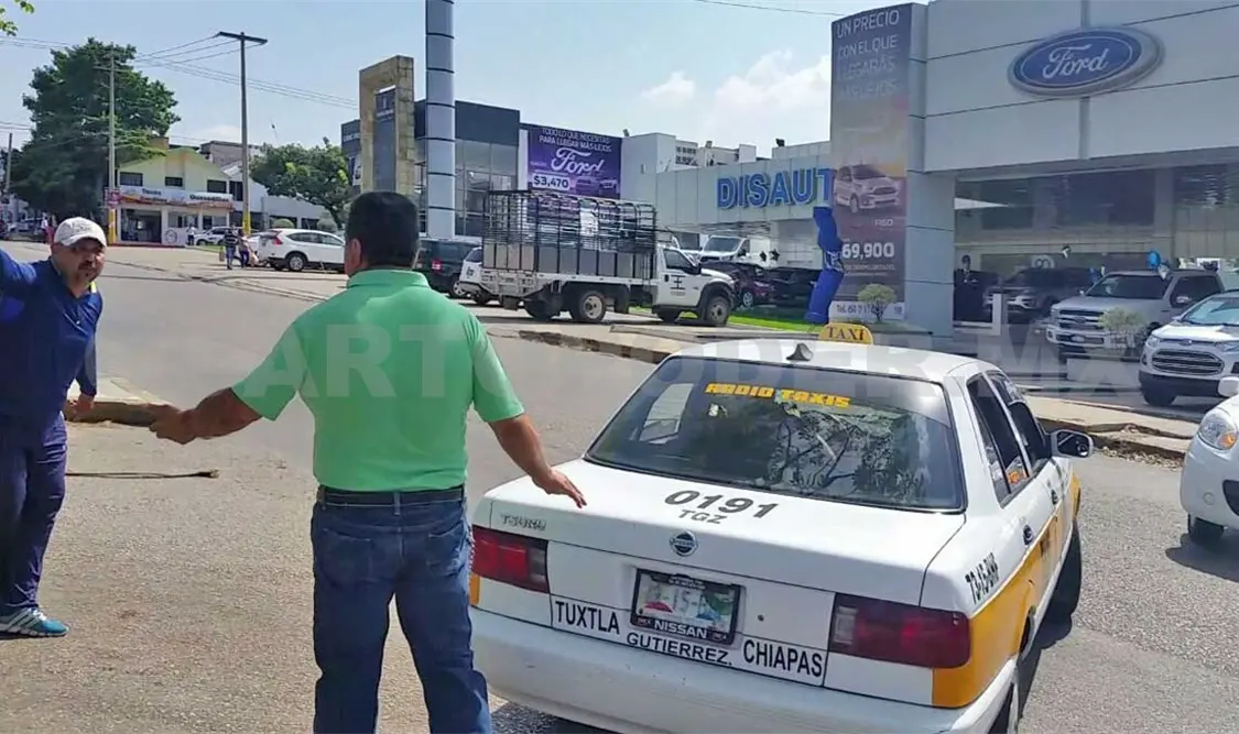 El vocero de los manifestantes encara a un taxista que intentó romper el cerco. Avisaín Alegría / CP